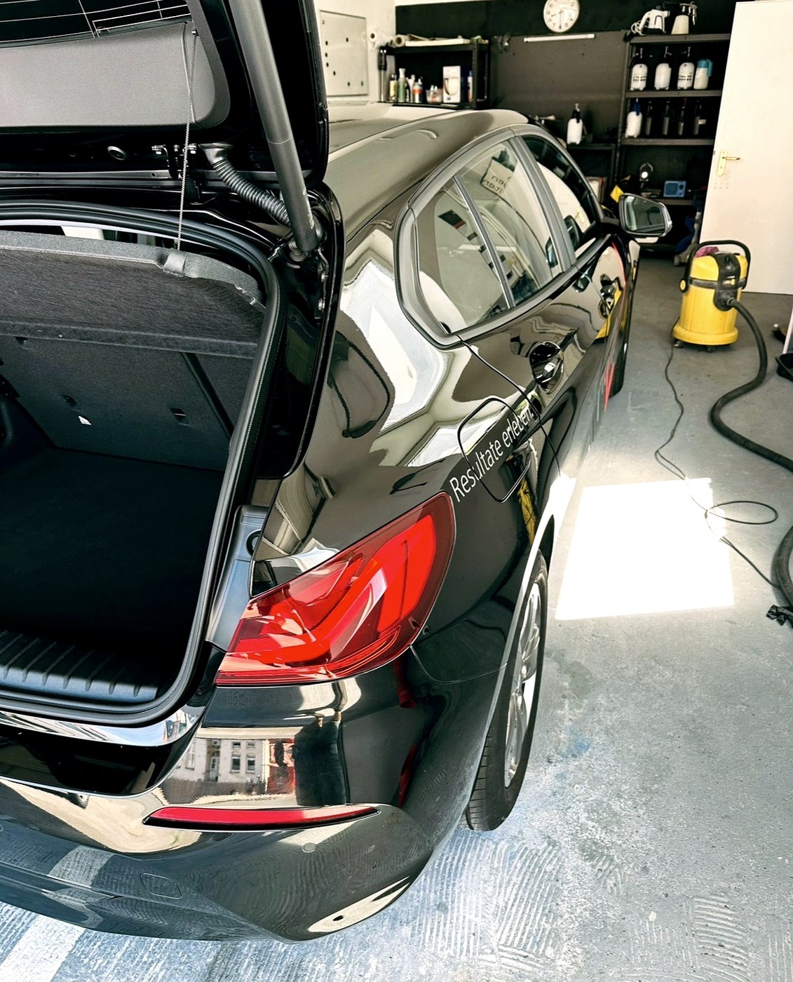 Hochglänzender schwarzer BMW nach der Aufbereitung in der BARFI Werkstatt