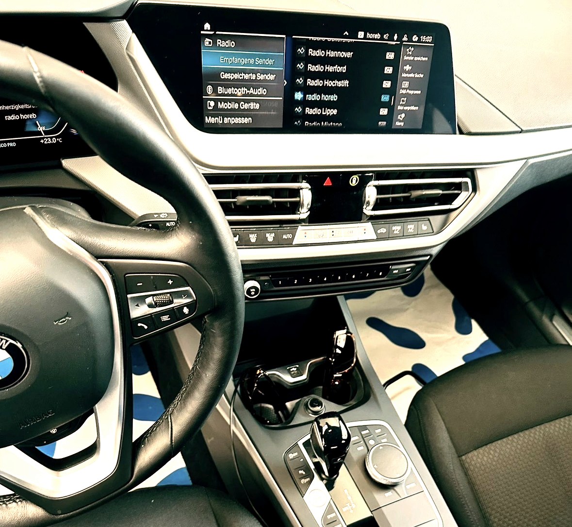 Aufbereitetes BMW Cockpit mit Mittelkonsole und Display