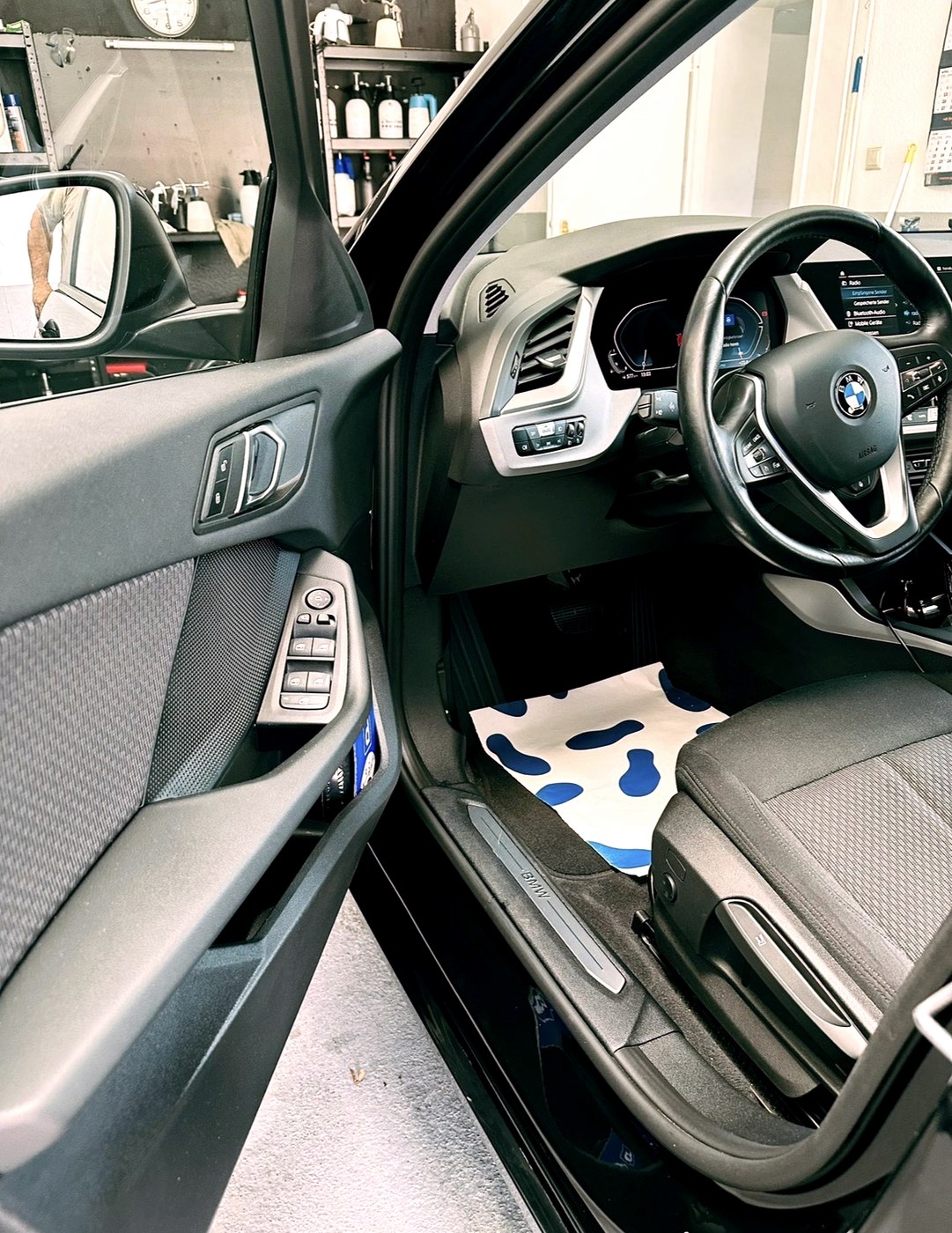 Gereinigter BMW Innenraum mit Cockpit und Einstiegsleiste